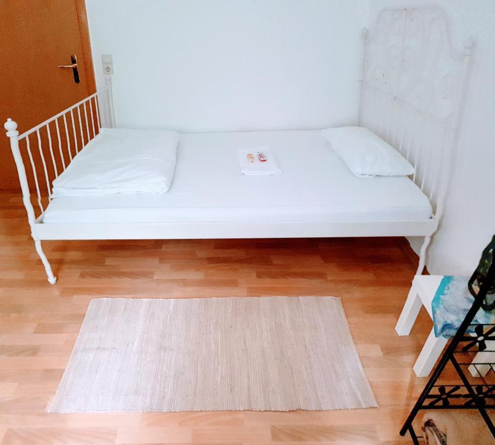 Budget Rooms In Halle With Shared Bathroom, Free Wifi, Netflix & Ipad Dış mekan fotoğraf